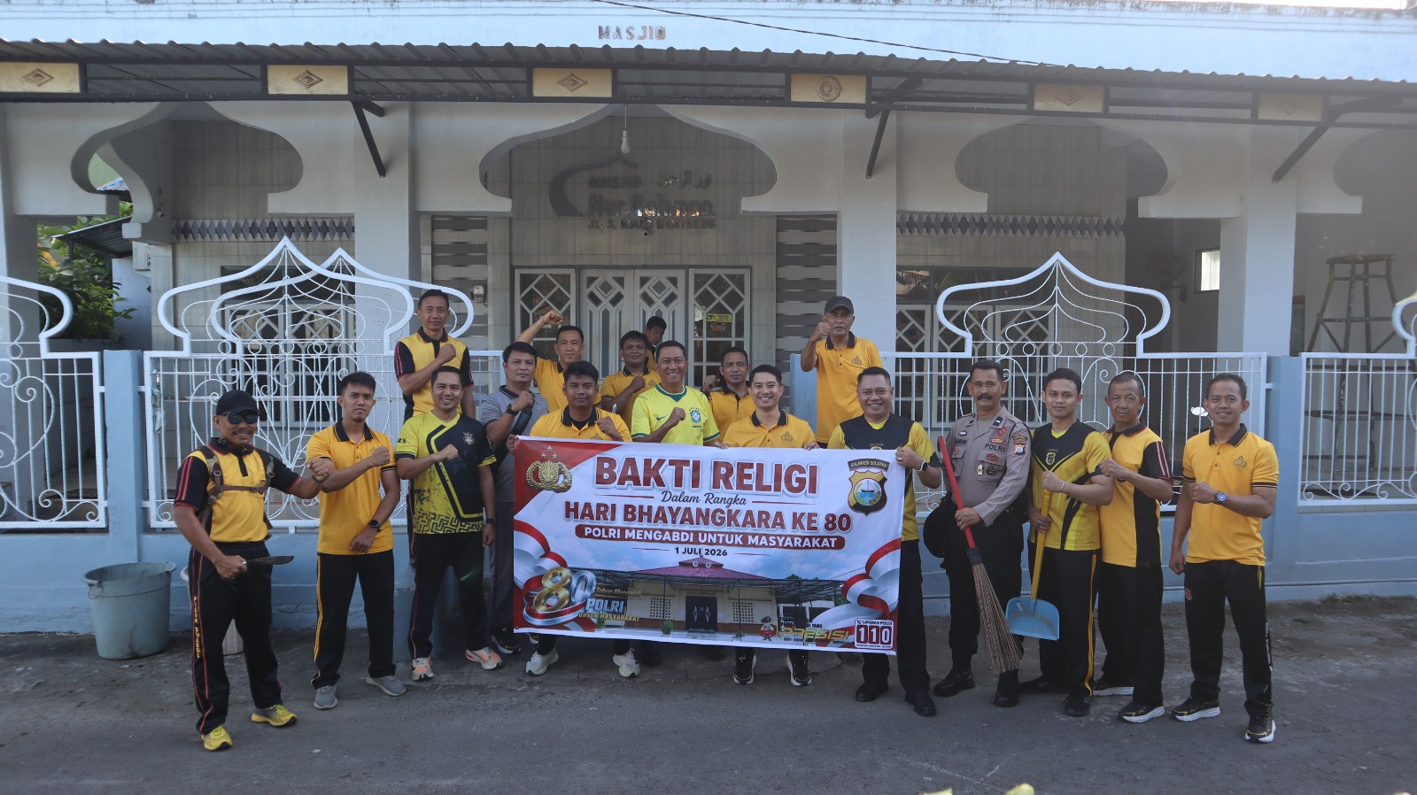 Polri Mengabdi untuk Negeri: Personel Polres Bantaeng Bersihkan Masjid di Kelurahan Lembang Sambut Hari Bhayangkara ke-80